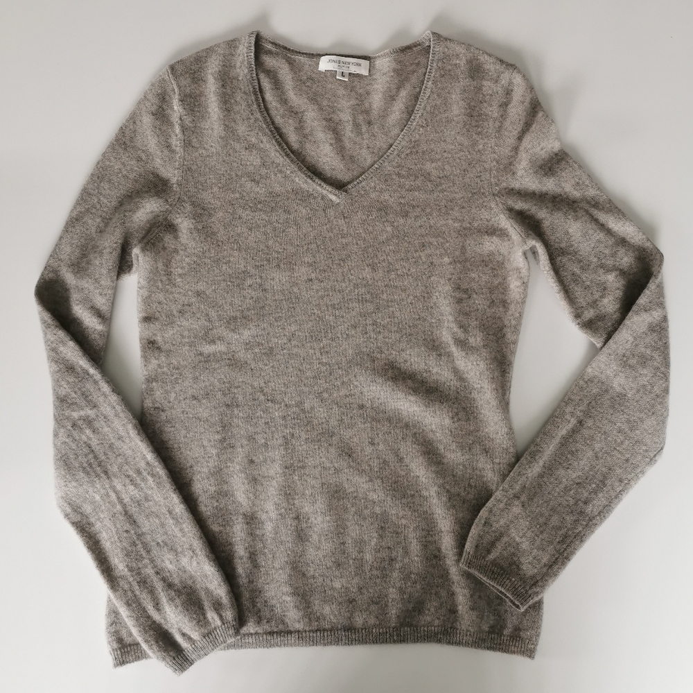 100% Cashmere Jones New York Petite Light Grey V-Neck Long Sleeve Sweater